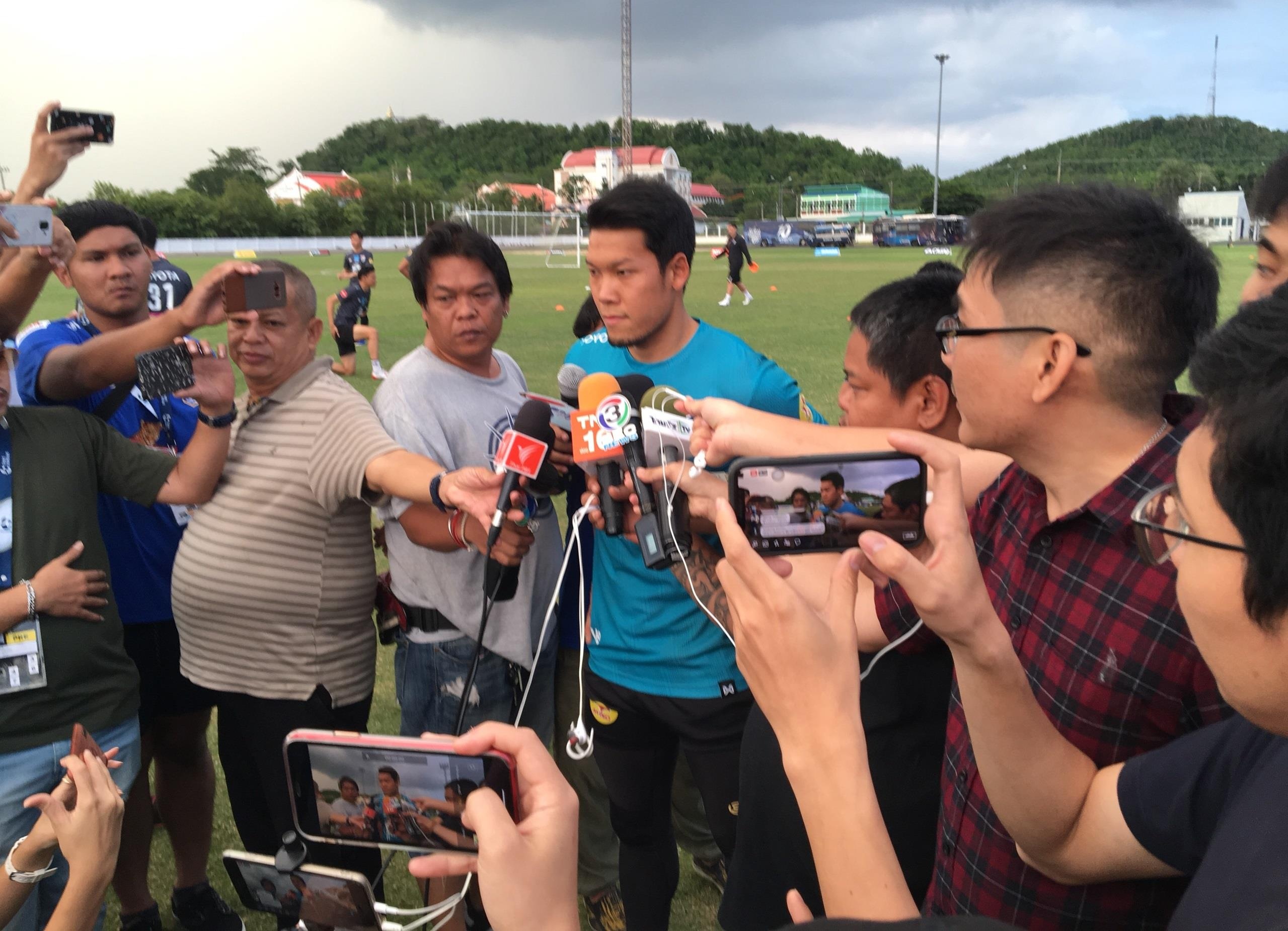 Toi do cua tuyen Thai Lan hoi han vi co day bong qua xa anh 2