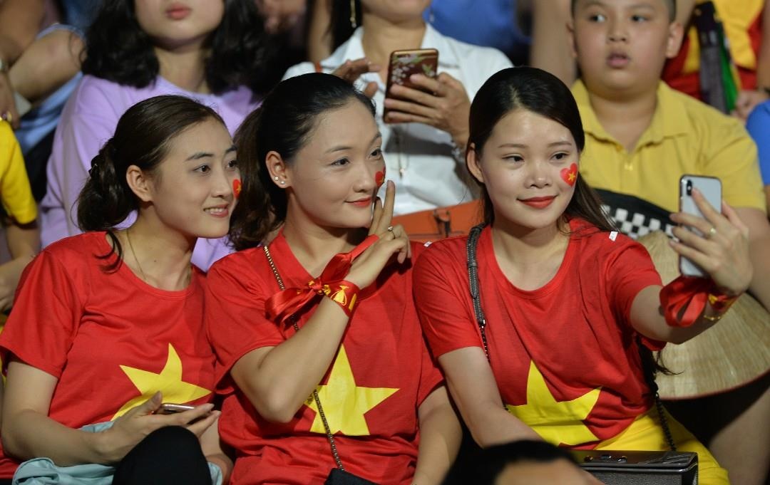 CDV nu xinh dep doi mua xem U23 Viet Nam dau Myamnar anh 2