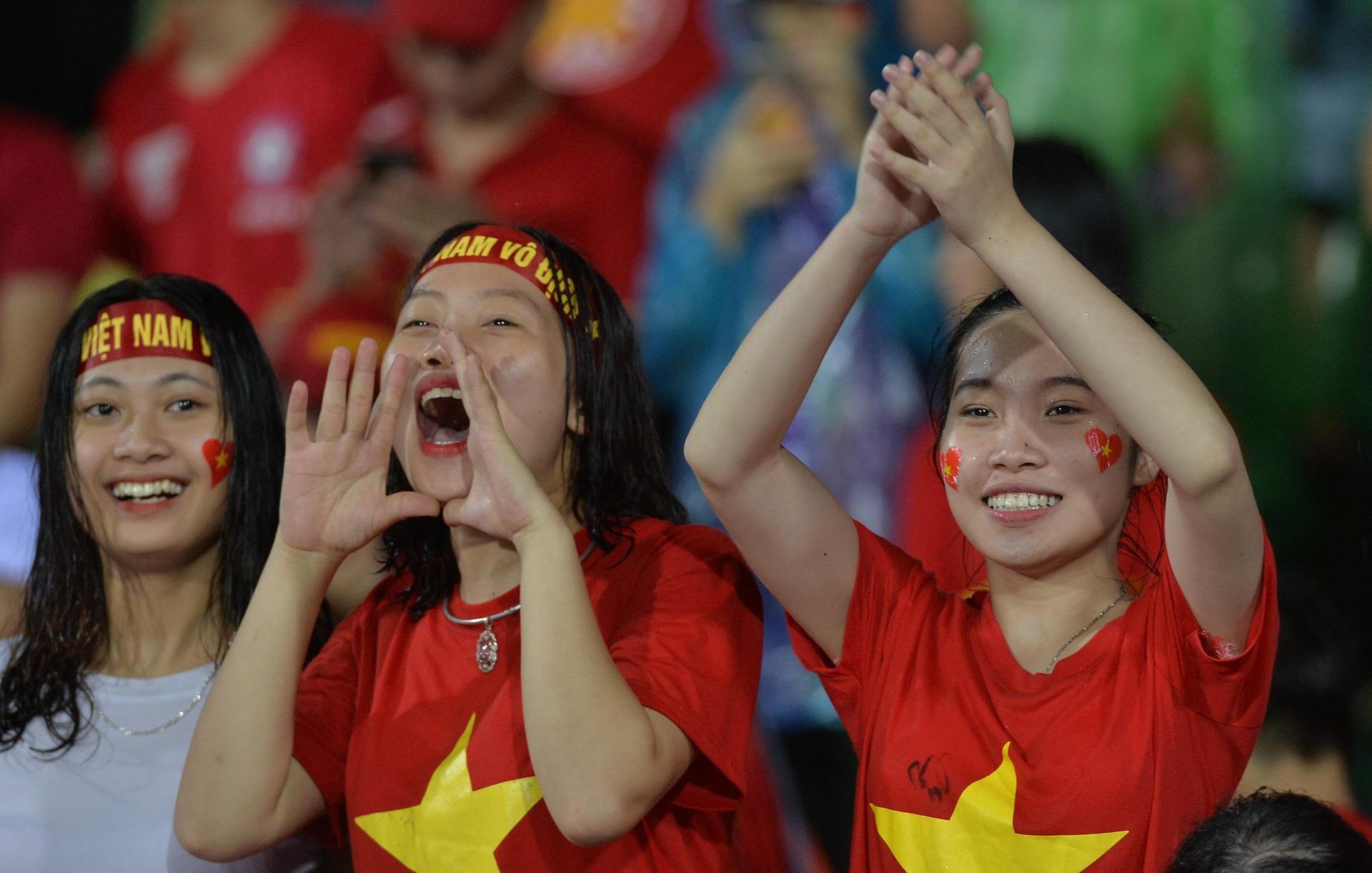 CDV nu xinh dep doi mua xem U23 Viet Nam dau Myamnar anh 7