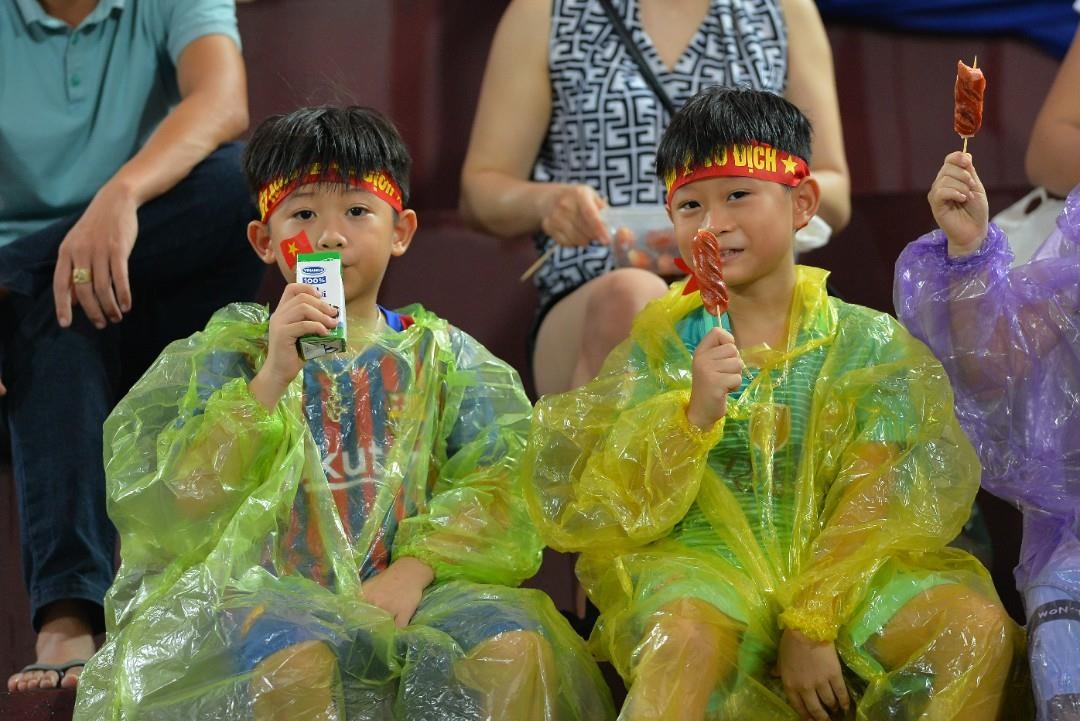 CDV nu xinh dep doi mua xem U23 Viet Nam dau Myamnar anh 4