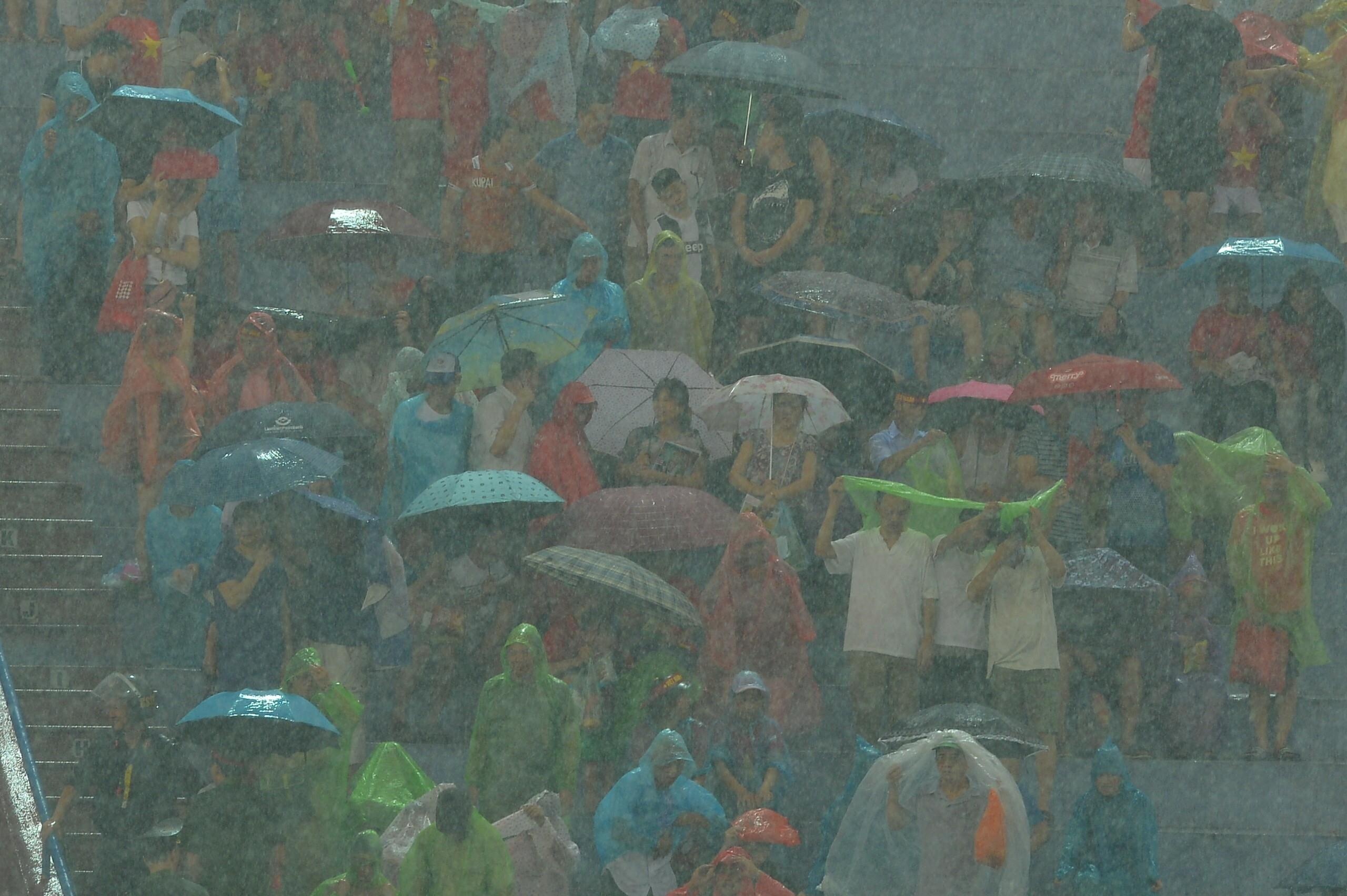 CDV nu xinh dep doi mua xem U23 Viet Nam dau Myamnar anh 5