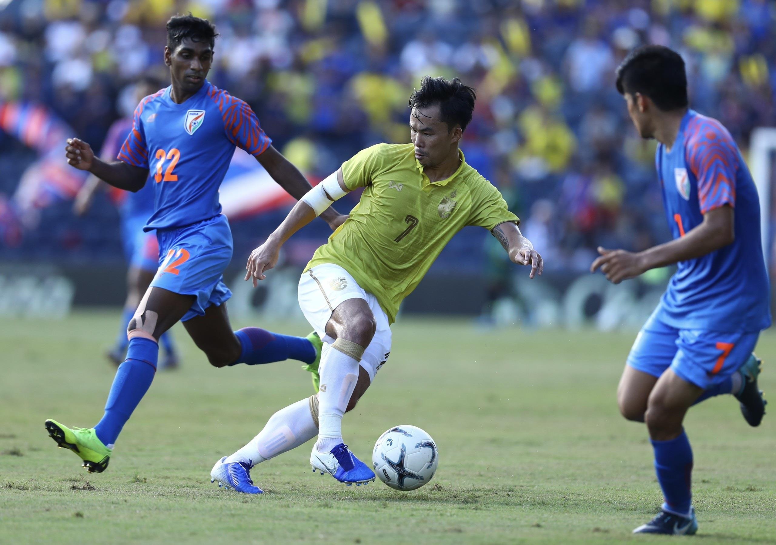 Hanh trinh truot doc cua bong da Thai Lan tu khi Kiatisak ra di anh 9