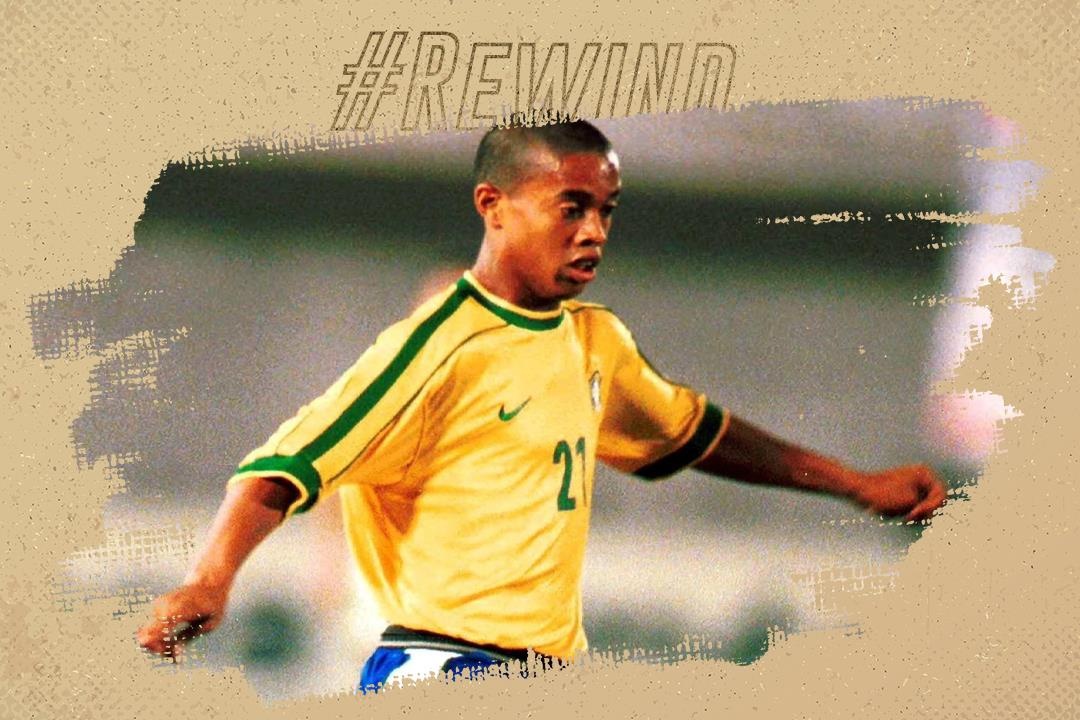 Ronaldinho solo ghi ban dep nhat lich su Copa America o tuoi 19 hinh anh