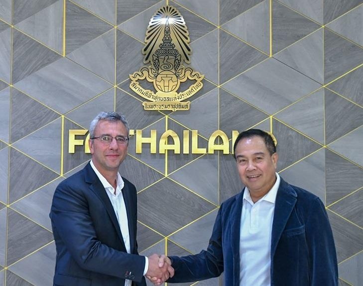 Bong da Thai Lan co GDKT tung lam viec o Barcelona anh 1