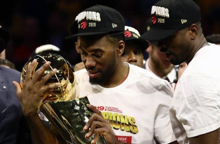 Lan dau tien chuc vo dich NBA roi nuoc My den Canada anh 2