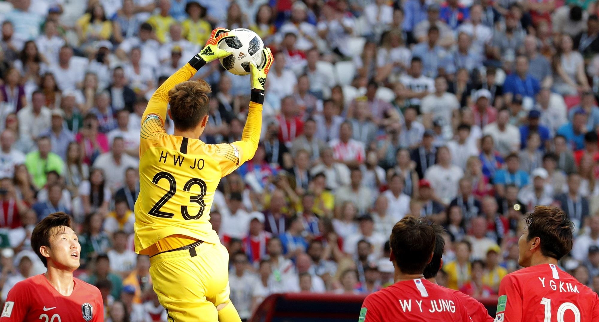 Quang Hai du suc choi bong o chau Au anh 8