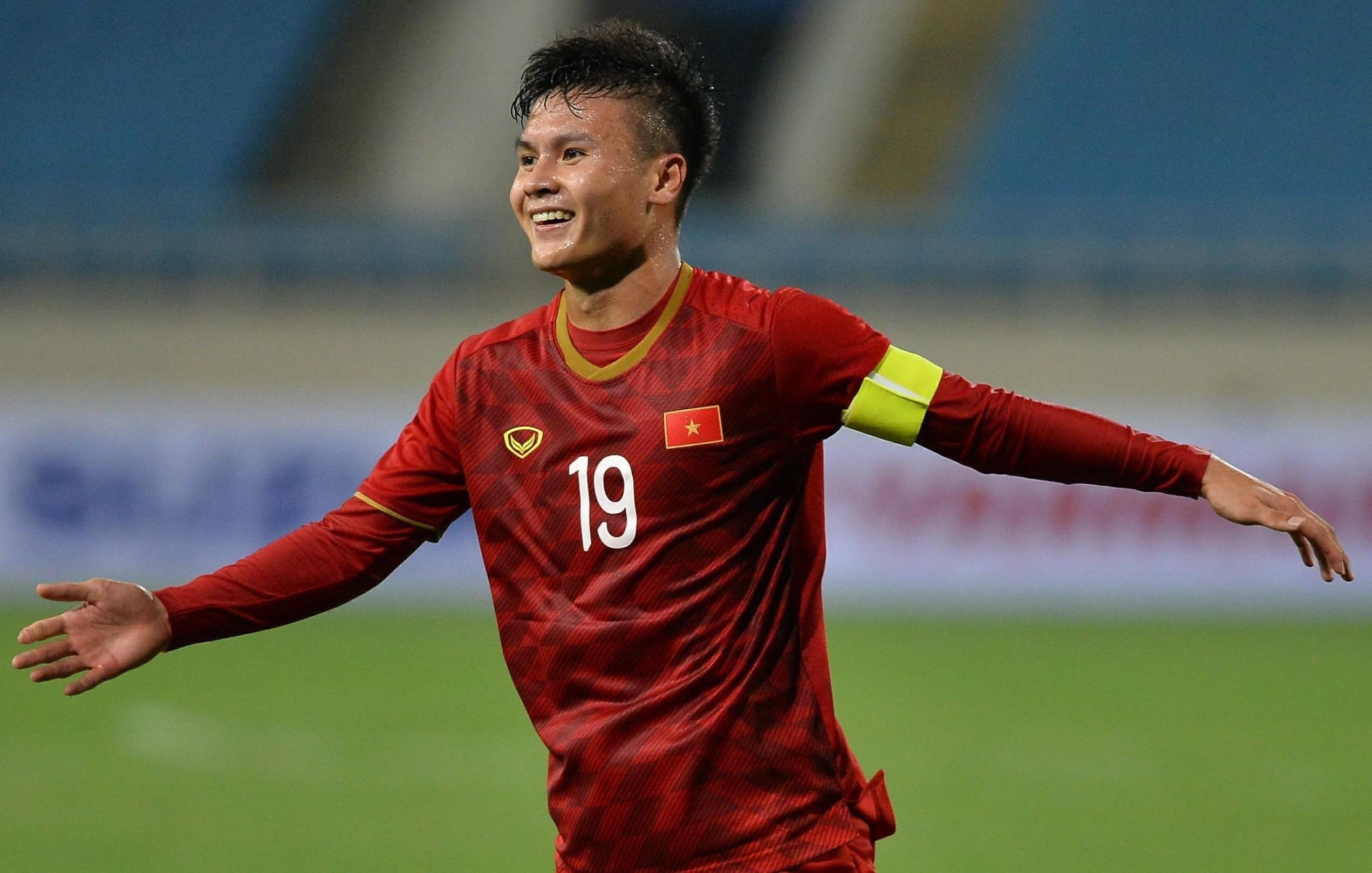 Quang Hai du suc choi bong o chau Au anh 9