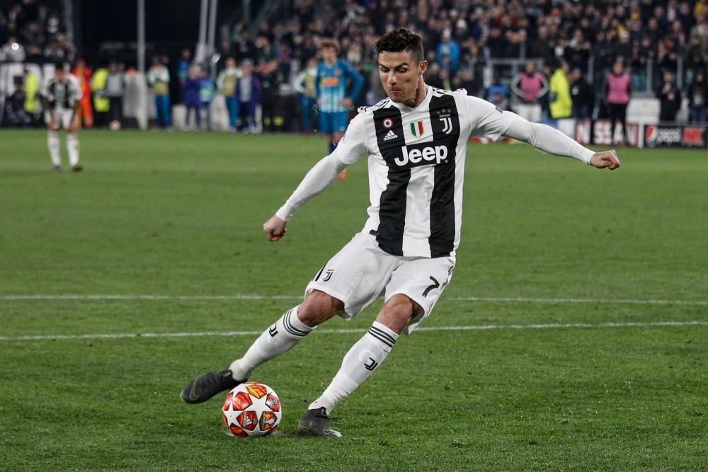 Cristiano Ronaldo cam on co dong vien anh 2