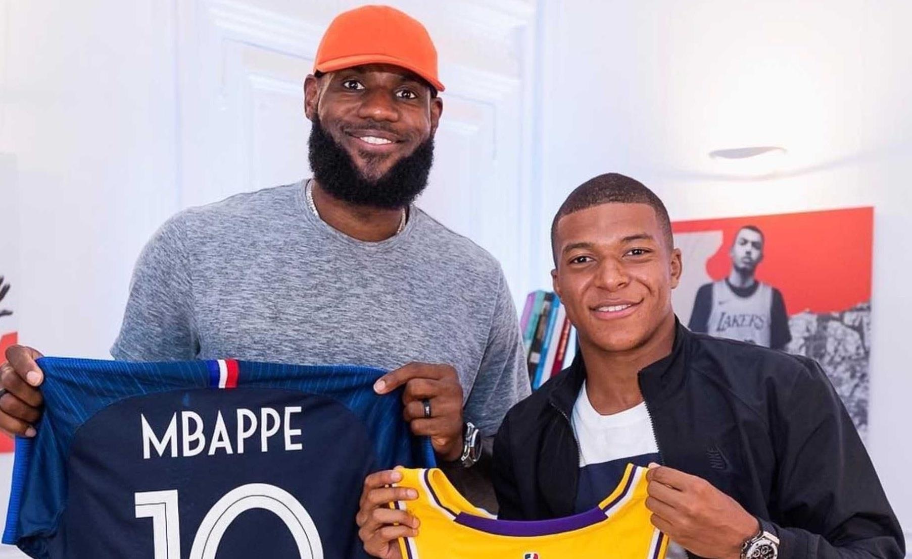 Mbappe nho be khi dung canh ngoi sao so mot cua bong ro hinh anh