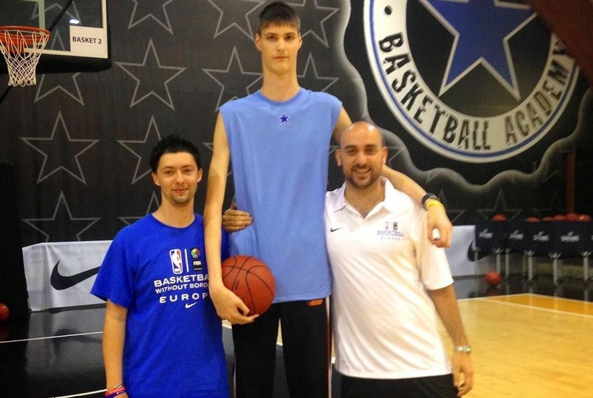 Cau thu 18 tuoi chi can nhac chan de up ro hinh anh