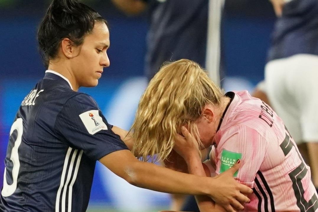 Ghi 3 ban trong 20 phut, cau thu nu Argentina khoc vi hoa Scotland hinh anh