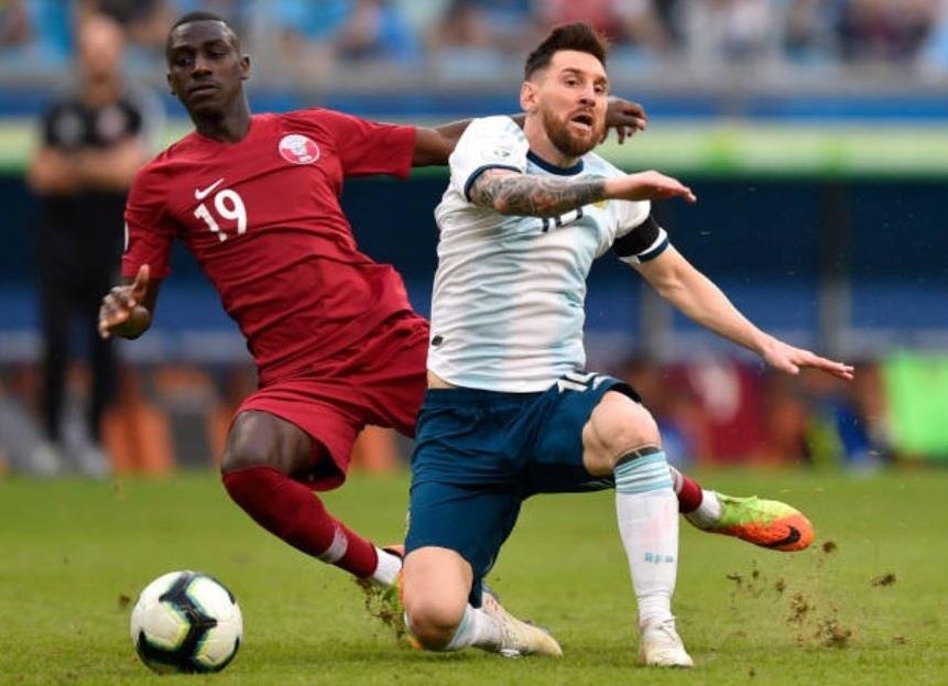 Messi sut bong len troi o cu ly so truong trong vong cam hinh anh