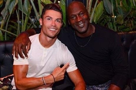 Ronaldo gay sot khi chup anh cung ‘vua bong ro’ Michael Jordan hinh anh