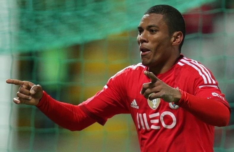 Van Lam co dong doi moi tung khoac ao Benfica hinh anh