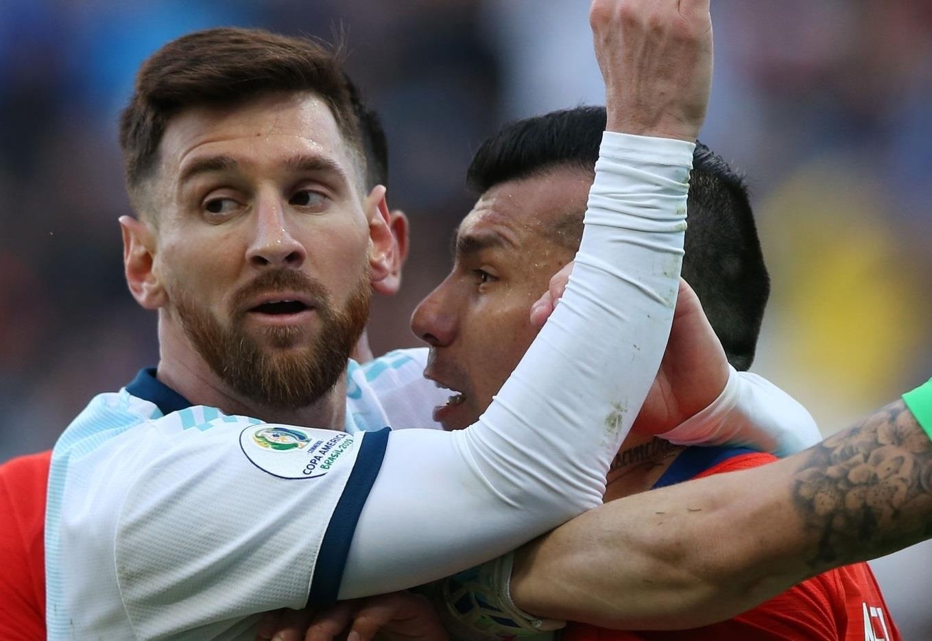 Lionel Messi nem cam giac bi duoi khoi san sau 14 nam hinh anh