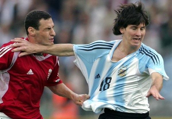 Lan dau tien Lionel Messi bi duoi khoi san cach day 14 nam hinh anh