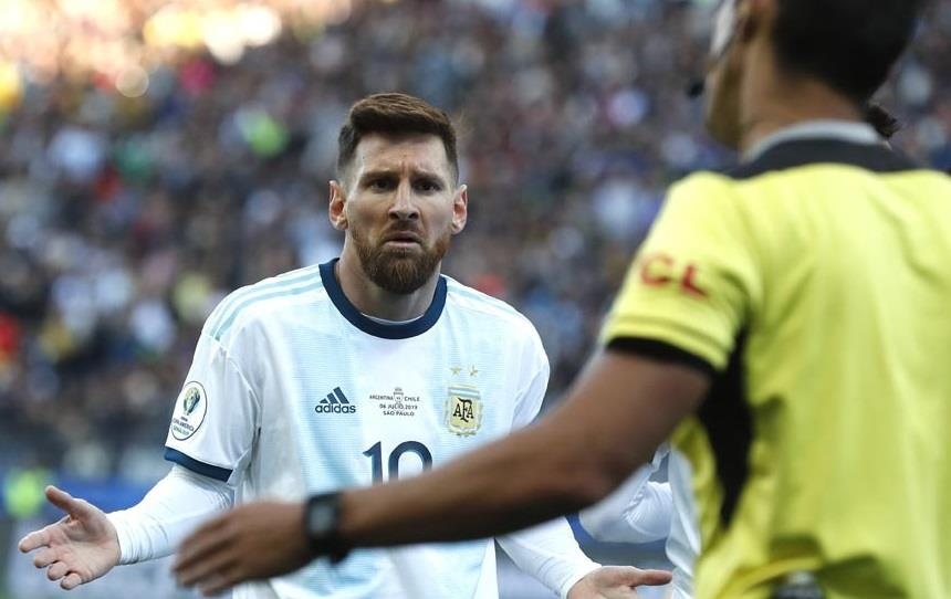 Trong tai len tieng sau khi bi Messi chi trich hinh anh