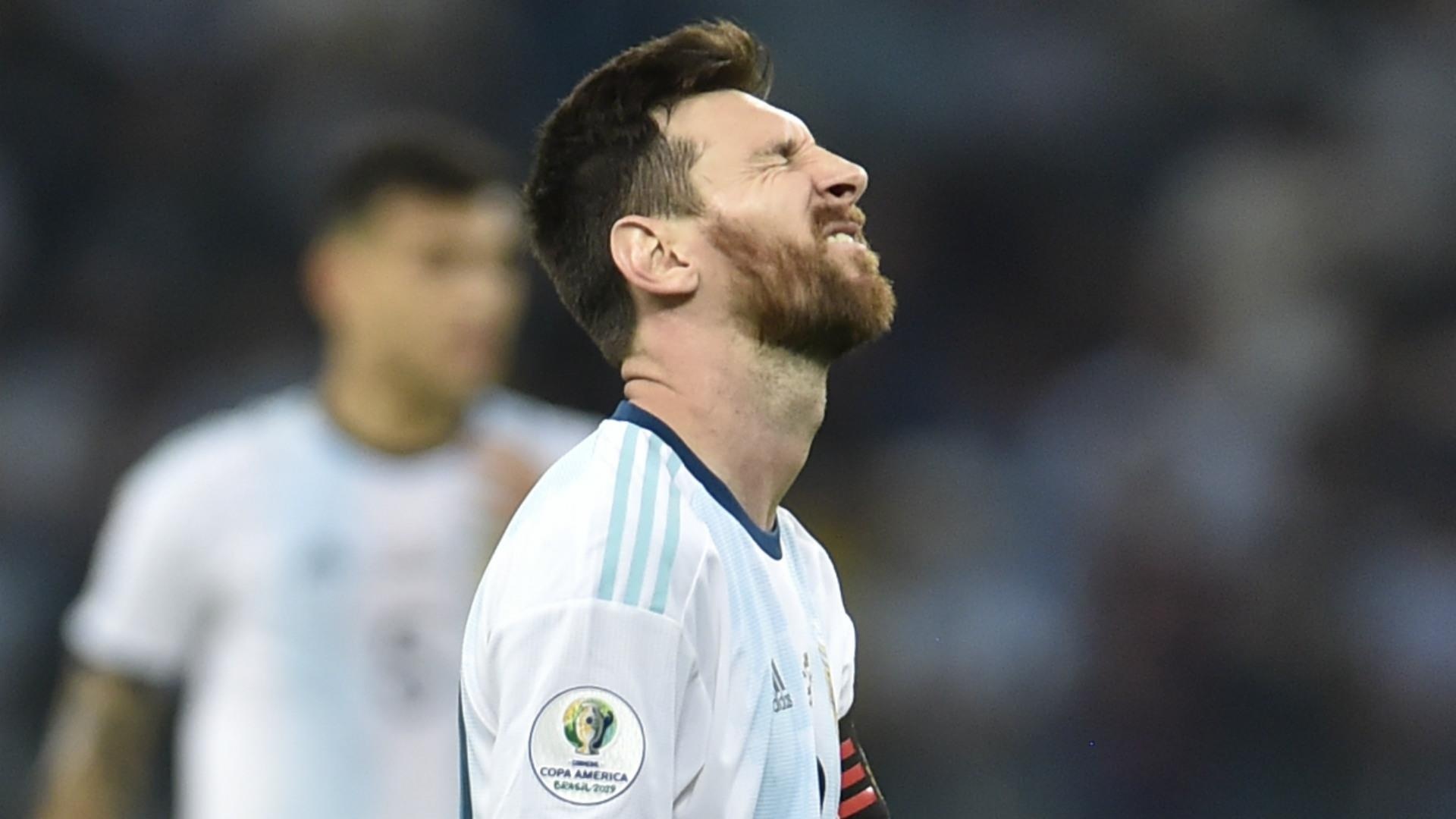 Messi nhan them chi trich vi va mieng o Copa America hinh anh