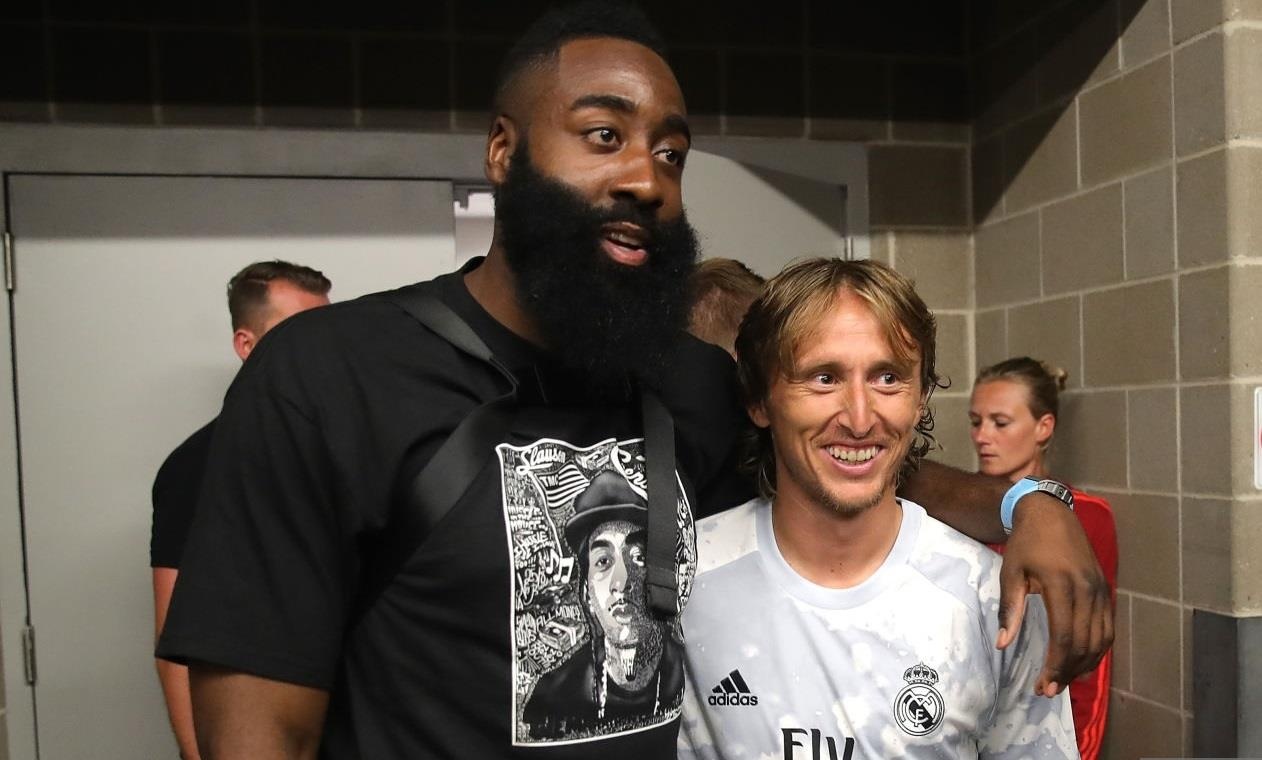 Luka Modric thanh chang lun khi dung canh sieu sao bong ro hinh anh