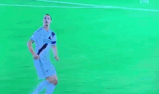 Ibrahimovic thoat an phat sau pha thuc cui cho lom mat doi thu hinh anh