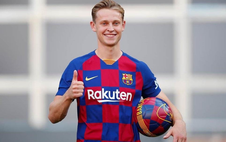 Barca bi sao tre vach tran chuyen tu trao so ao cho De Jong hinh anh