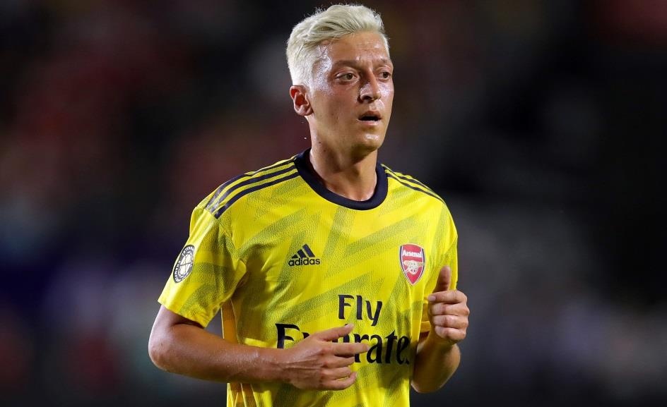 Mesut Oezil bo chay khi bi ke la cam dao tan cong hinh anh