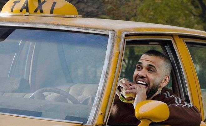 Biem hoa sao Brazil di boc vac, lai taxi trong luc that nghiep hinh anh