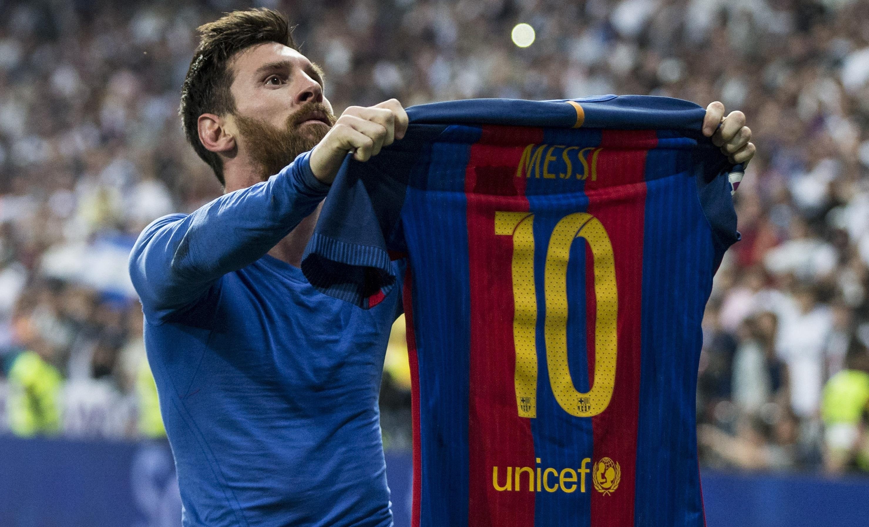 Ga dan ong bi tan cong vi dung ao dau Messi choc tuc CDV Real hinh anh