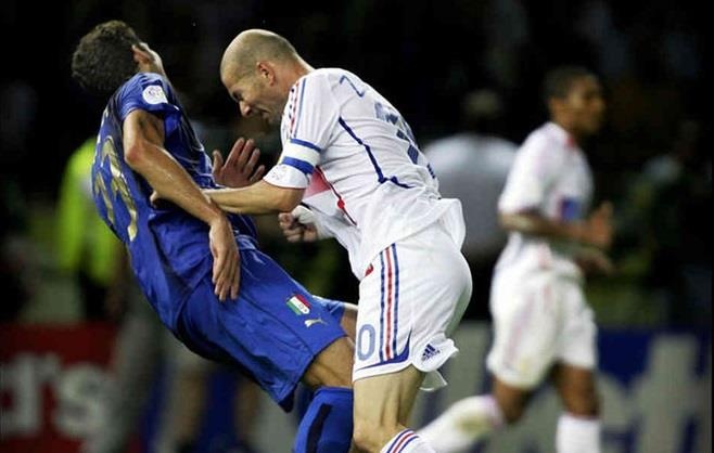 Chuyen it biet ve cu huc dau kinh dien cua Zidane nam 2006 hinh anh