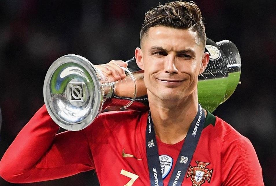‘Ronaldo la ke tu cao, thich soi guong ca ngay’ hinh anh