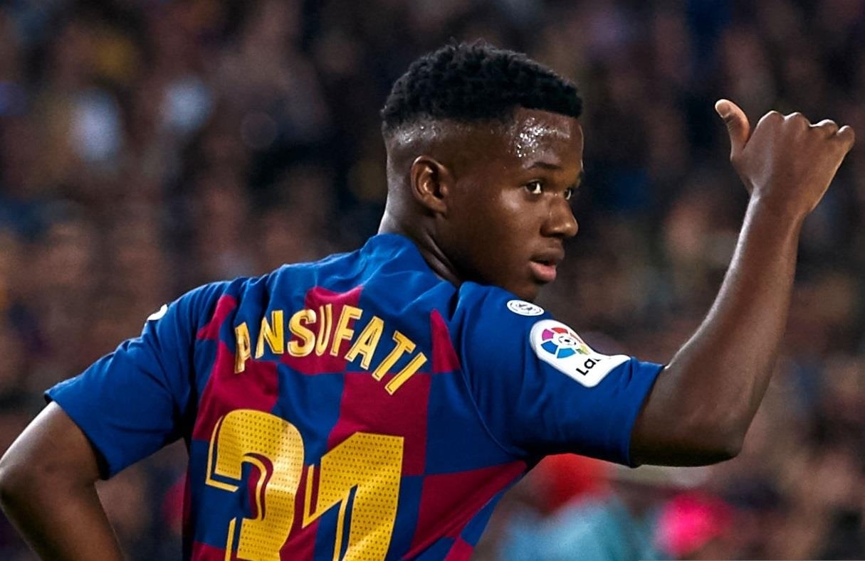 Barcelona trinh lang cau thu tre nhat trong gan 80 nam hinh anh