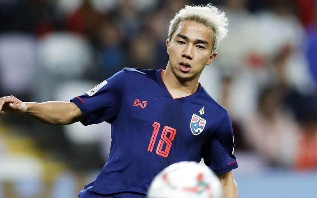 Chanathip doi dau Iniesta truoc ngay gap tuyen Viet Nam hinh anh