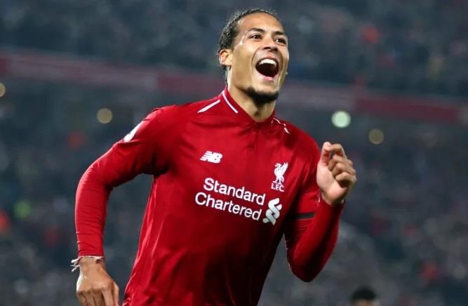 Danh bai Ronaldo, Van Dijk lam dieu chua tung co trong lich su hinh anh