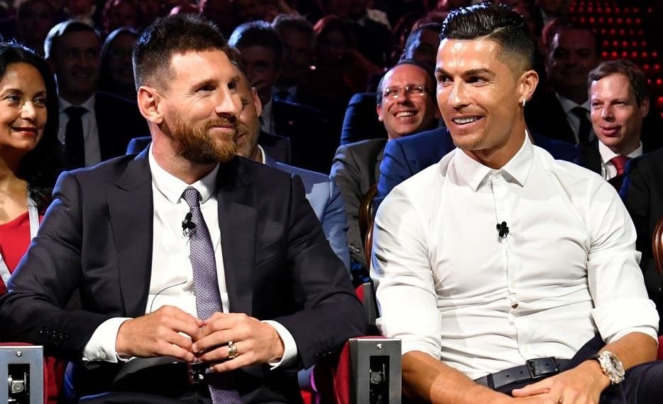 Ronaldo bat tay Messi, hen cung di an toi trong tuong lai hinh anh