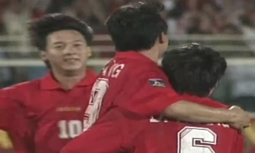 Viet Nam 3-0 Thai Lan: 90 phut lich su cua bong da nuoc nha hinh anh