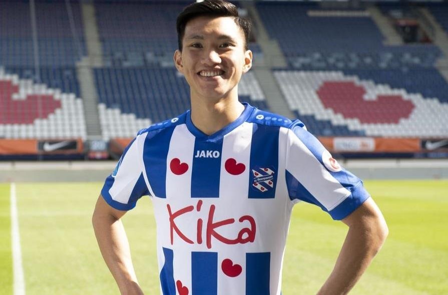 Heerenveen gui ao dau dau tien cua Van Hau ve Viet Nam hinh anh