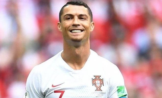 Ronaldo khiem ton sau khi di vao lich su bong da chau Au hinh anh