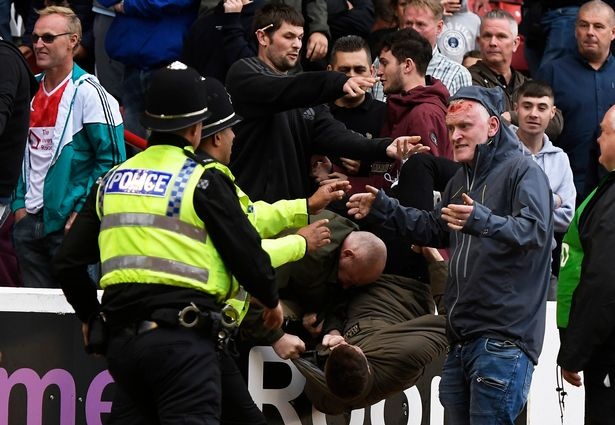 CĐV đổ máu ảnh 1 CDV do mau anh 1