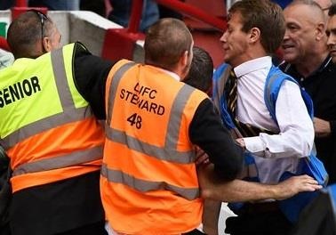 CDV do mau sau vu au da trong tran dau tai Anh hinh anh