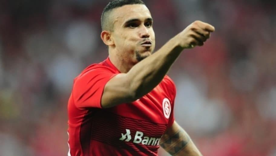 Ban thang co quy dao la cua tien dao Brazil hinh anh