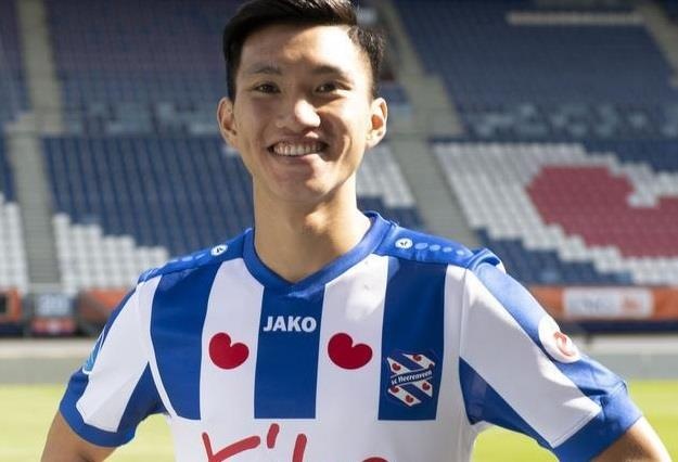Van Hau xuat hien truoc tran Heerenveen doi dau AZ Alkmaar hinh anh