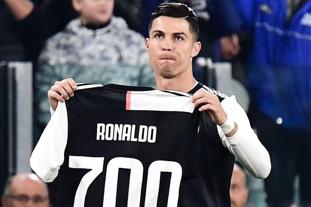 Ronaldo nhan qua sau khi cham moc 700 ban hinh anh
