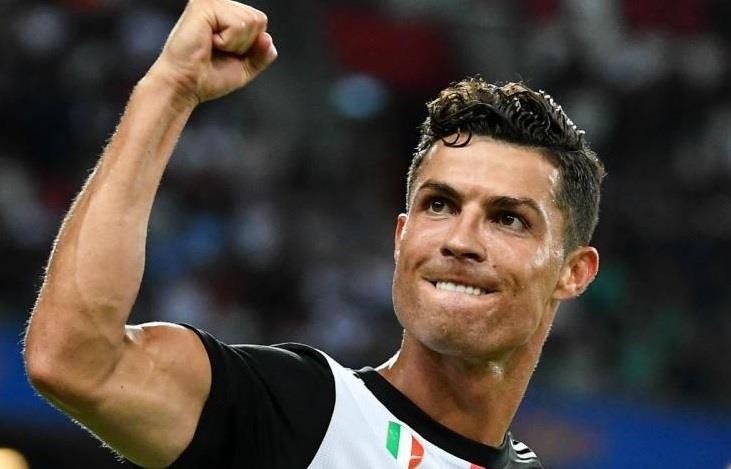 Ronaldo mo an 3 cung Juventus mua nay hinh anh