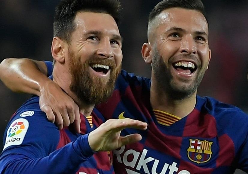 Cu sut phat thanh ban cua Messi nhin tu khan dai hinh anh