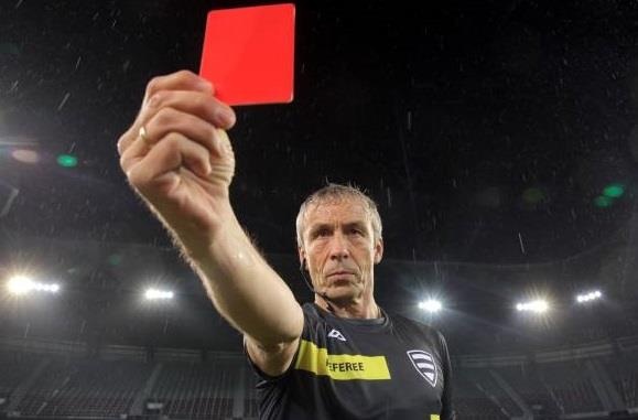 Cau thu danh trong tai nhap vien vi bi truat quyen thi dau hinh anh