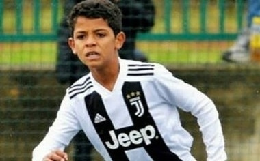 Con trai Ronaldo gay chu y vi hieu suat ghi ban hinh anh