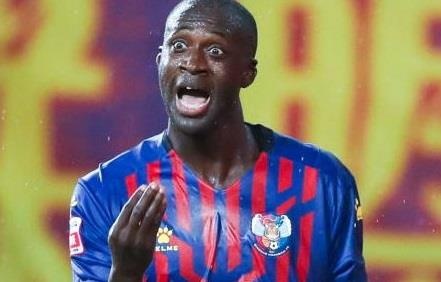 Cuu sao Man City bi duoi sau 10 giay o Trung Quoc hinh anh