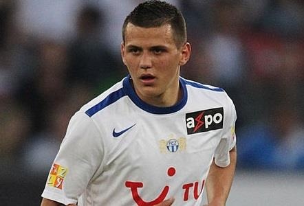 Tien ve Thuy Si goi nho ban thang tu giua san cua Beckham hinh anh