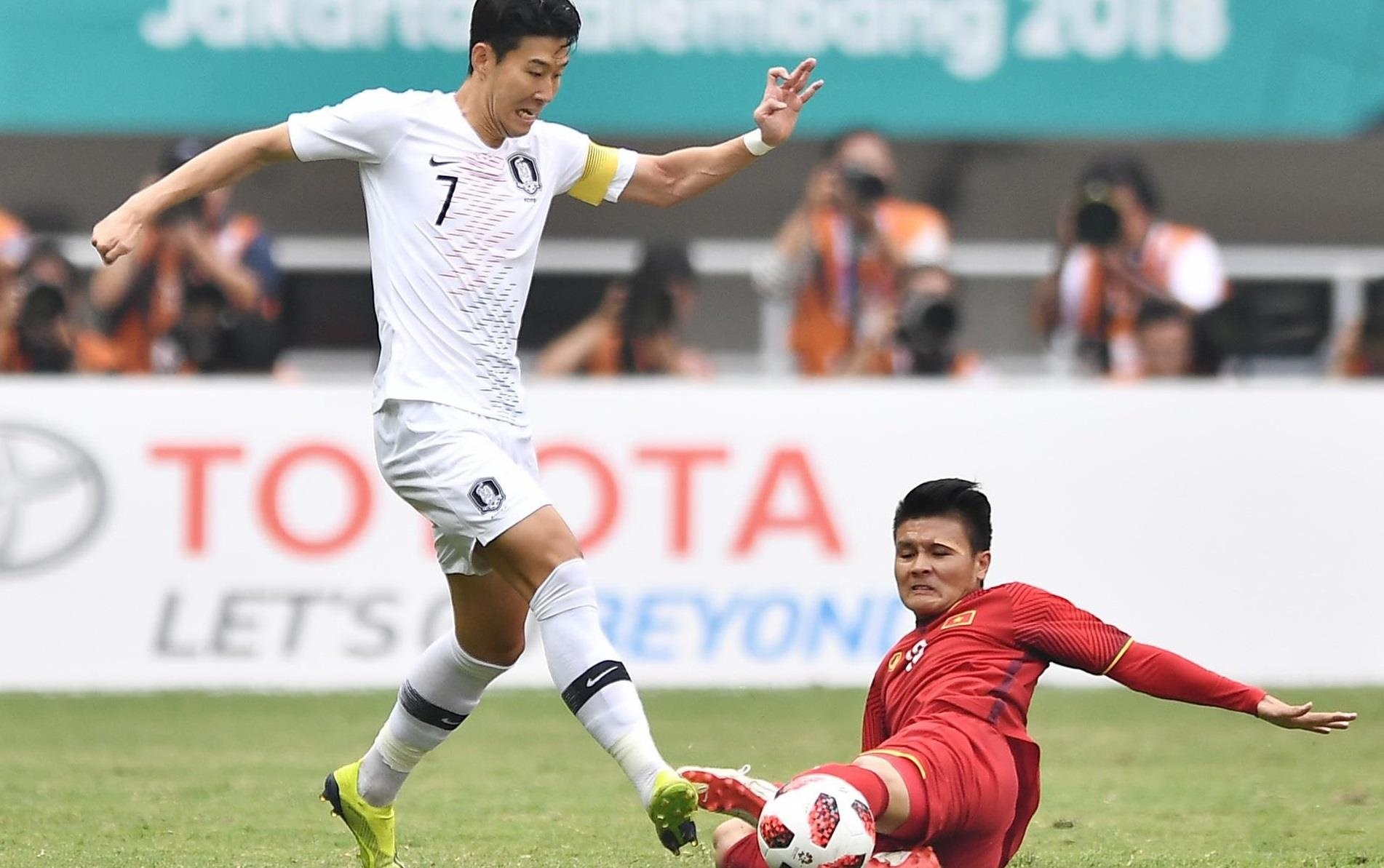 Son Heung-min pham loi khi bi Quang Hai vuot qua o ASIAD 18 hinh anh