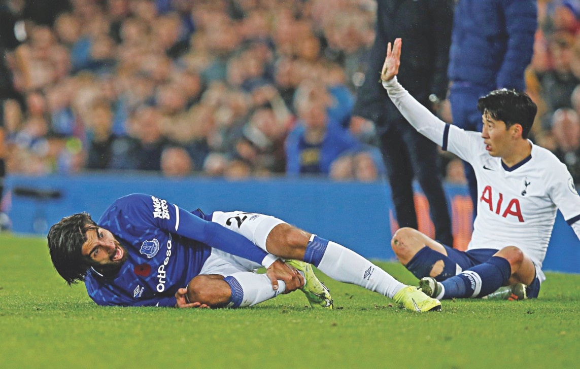 Son Heung-min tat dien thoai sau cu soc o san Everton anh 1